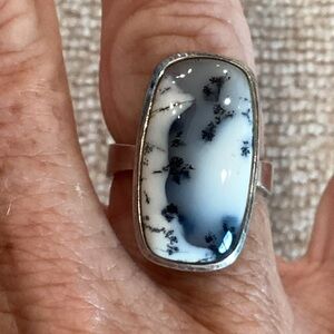 Ladies black and white gemstone ring approx size 8 ring.